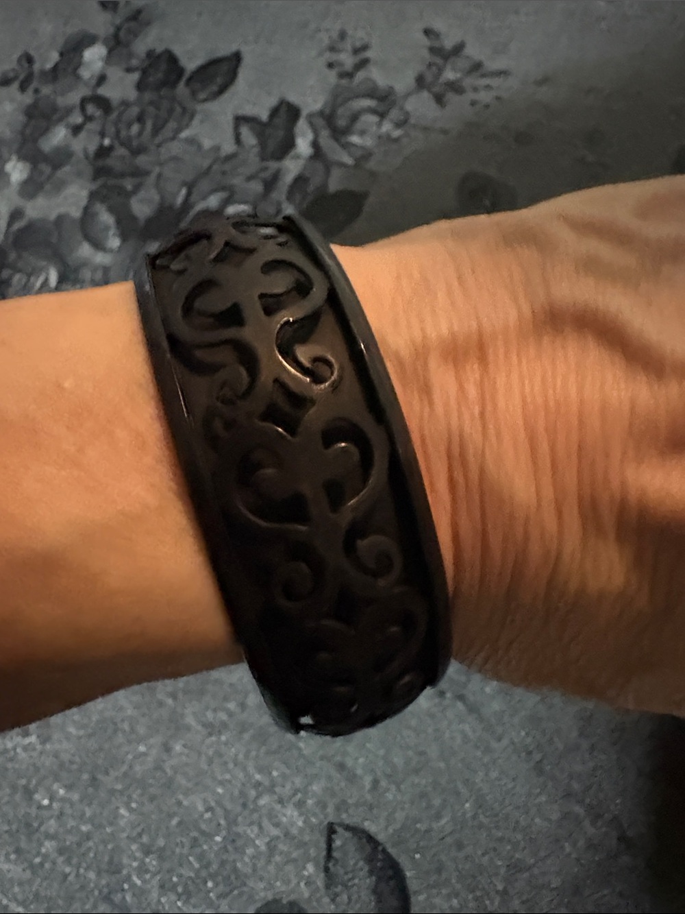 VINTAGE BLACK CARVED WOODEN SCROLL ENGRAVING BANGLE BRACELET
